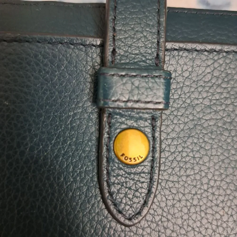 FOSSIL Green Leather ID/Card Holder Travel Passport Wallet  USED